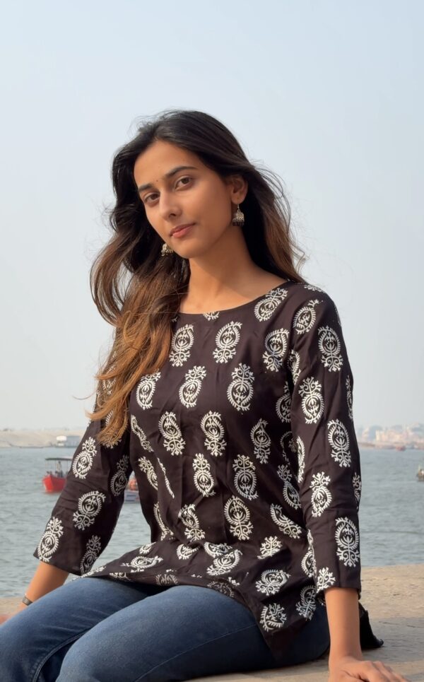 Women’s Short Top “Noor”